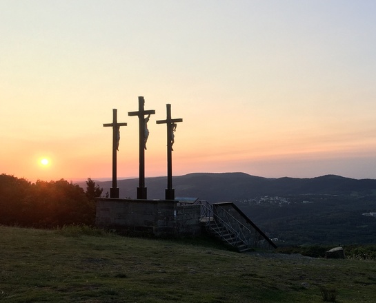 Die Kreuzigungsgruppe auf dem Kreuzberg bei Sonnenaufgang.